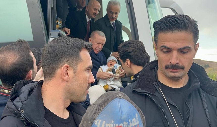 Cumhurbaşkanı Erdoğan bebeği görünce konvoyu durdurdu!