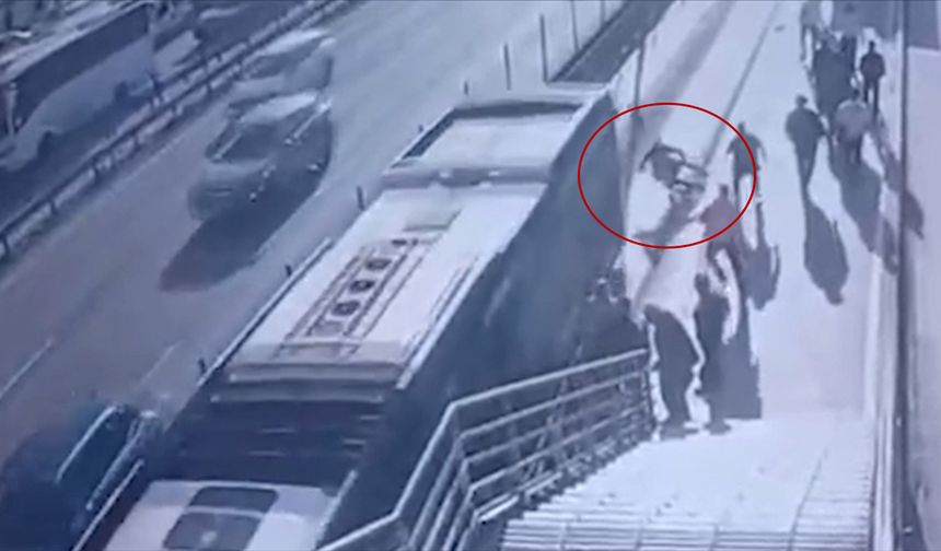 İstanbul'da metrobüsün çarptığı engelli yolcu hayatını kaybetti