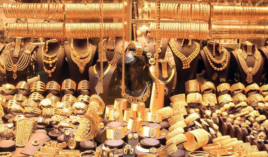 33 bin dolar değerindeki altın kolyeyi yuttu!