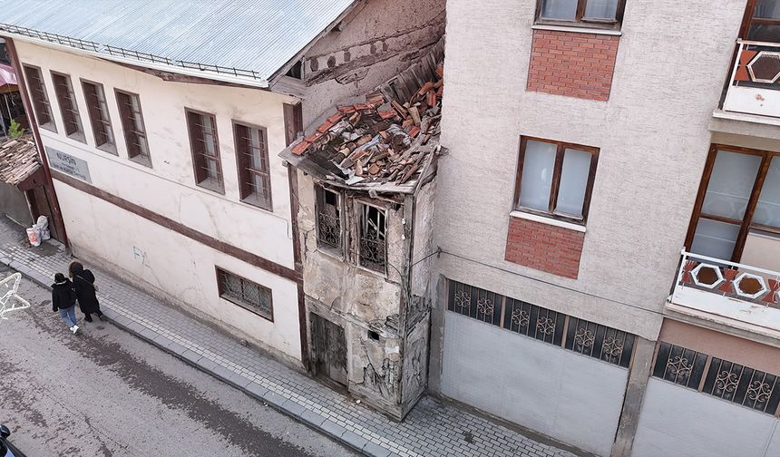 İki bina arasına sıkışıp kalmış! Akıl sır ermiyor