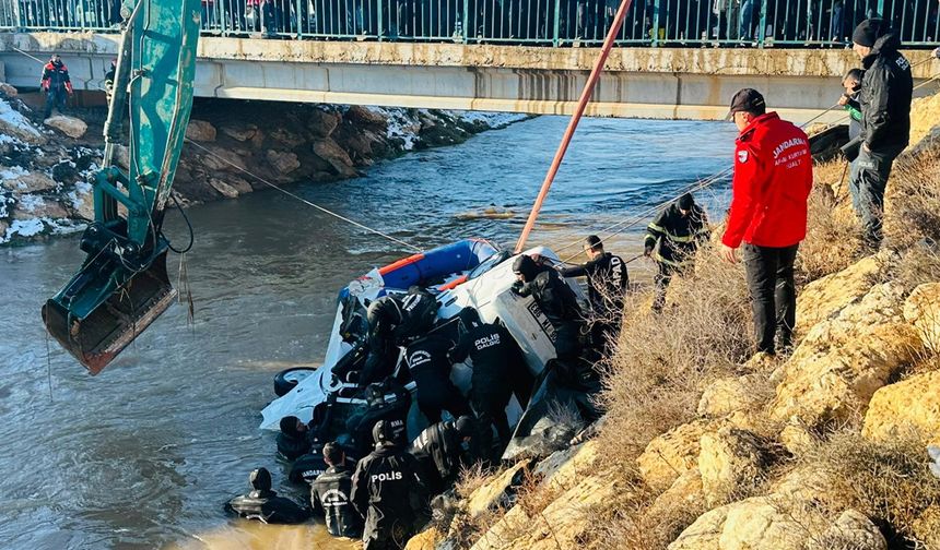 Otomobil kanala uçtu! Acı haber geldi