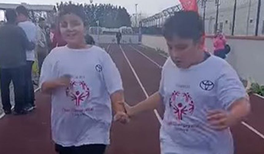 Yürekleri ısıtan görüntü! Yarışı bırakıp arkadaşını bekledi