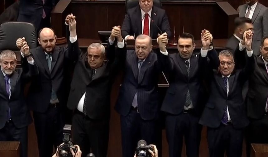 AK Parti'ye 3 vekil daha katıldı! Rozetleri Erdoğan taktı