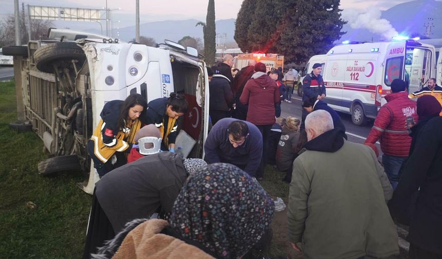 İşçi servisi devrildi: Çok sayıda yaralı var