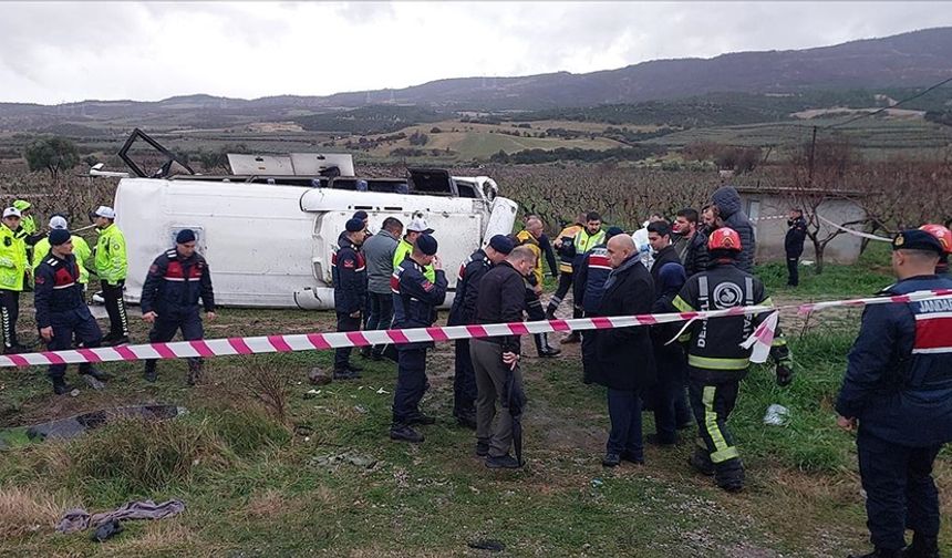 İçinde 25 kişi olan midibüs devrildi
