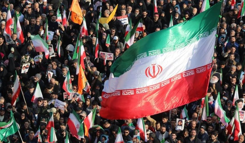 Trump'tan İran'a "saldırı" mesajı: Yardım yolda!