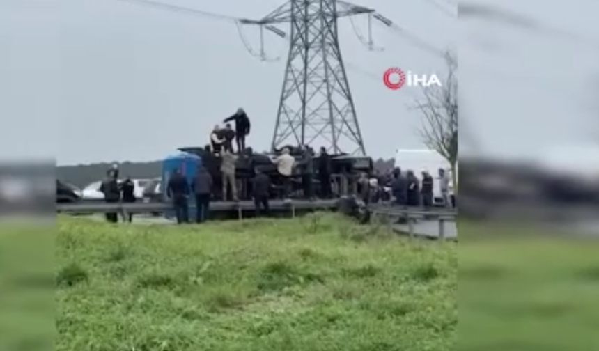 İstanbul'da cezaevi aracı devrildi