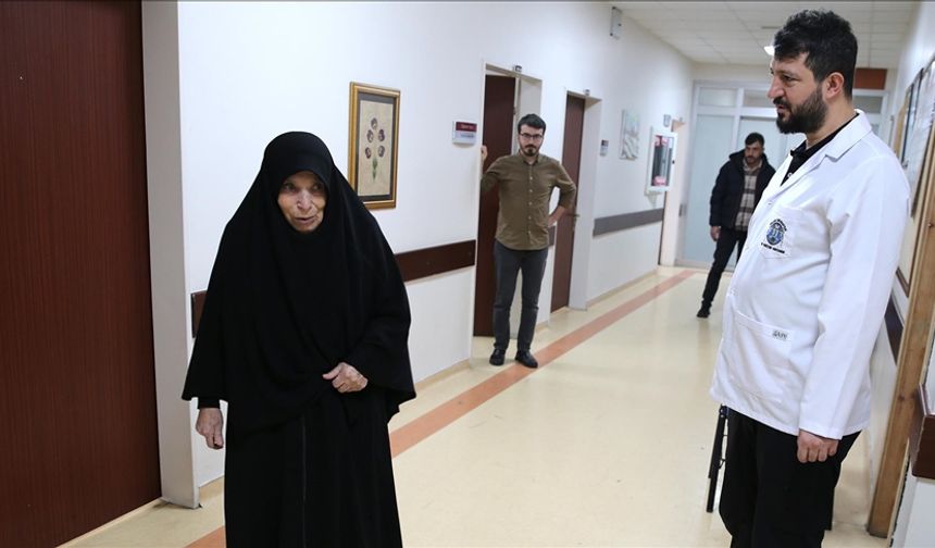 70 yaşında hayatı değişti! Robotik diz ameliyatıyla yeniden yürüdü