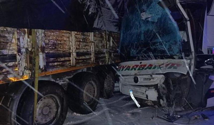 Yolcu otobüsüyle TIR çarpıştı