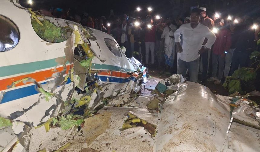 Ambulans uçak düştü: 7 ölü