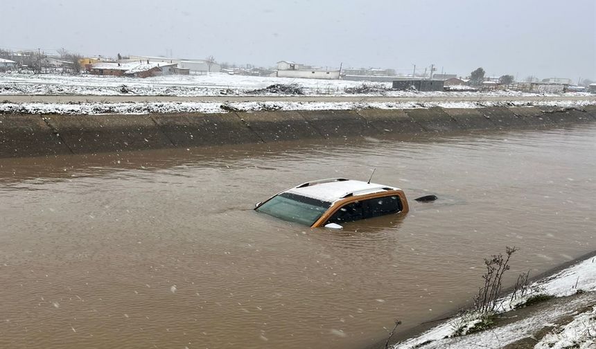 Otomobil su kanalına uçtu