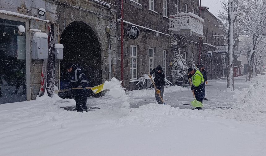 Kar etkili oldu! Kars'ta 212 köy yolu kapandı