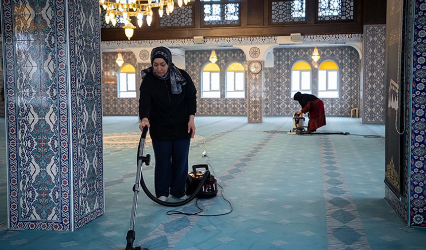 Gönüllü kadınlar ramazan öncesi camileri temizledi