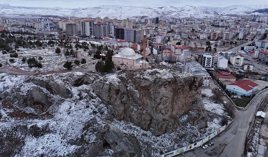 Uçurumun kıyısındaki türbeye yoğun ilgi!