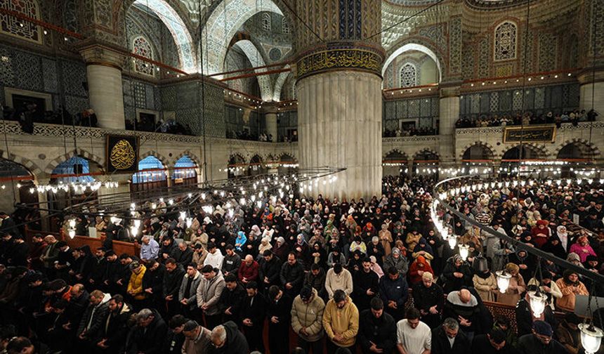 Kadir Gecesi 81 ilimizde dualarla idrak edildi