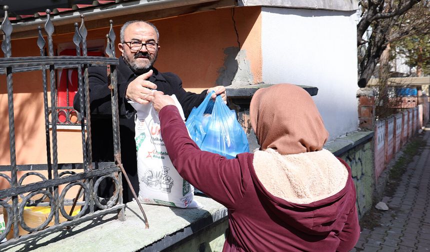 Bu bakkalda para yerine dua geçiyor!