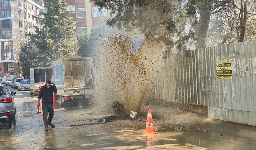 İstanbul'da boru patladı! Sular apartman boyunu aştı