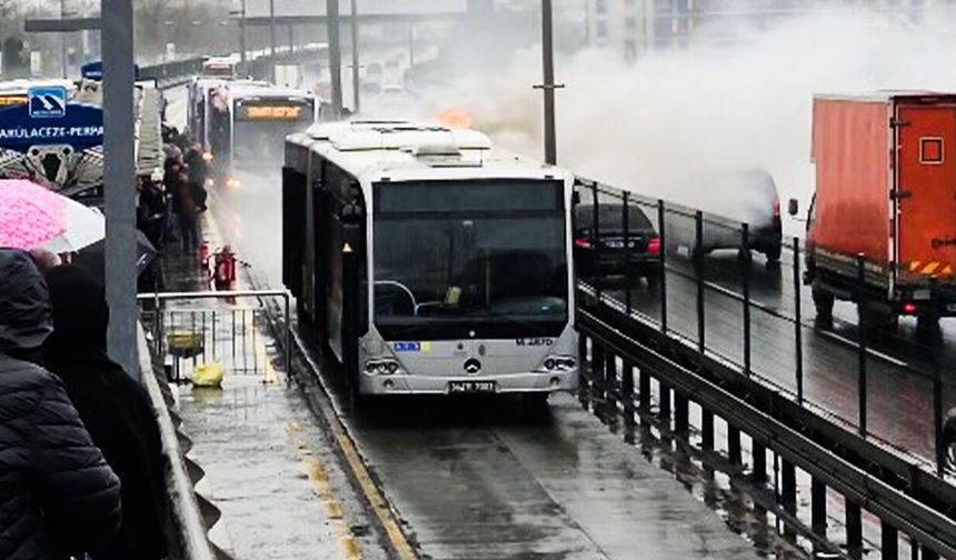 İstanbul'da metrobüste yangın!