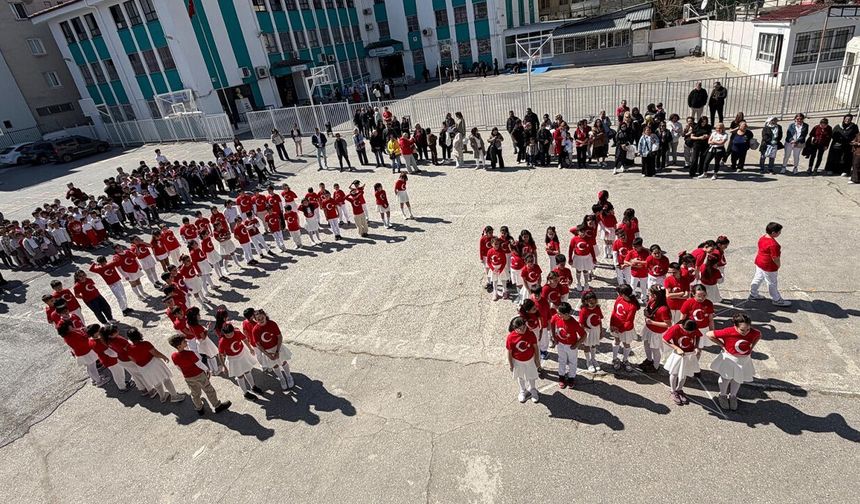 Öğrenciler İstiklal Marşı'nı işaret diliyle okudu