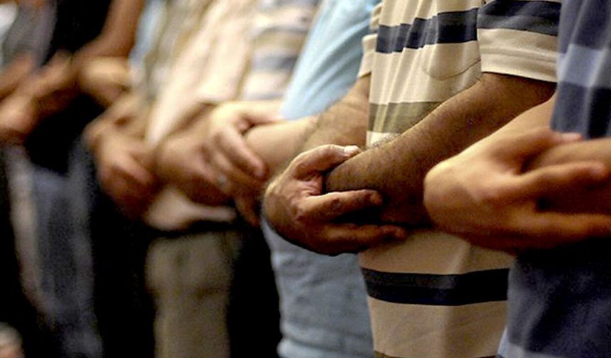 Kimler oturarak namaz kılabilir?