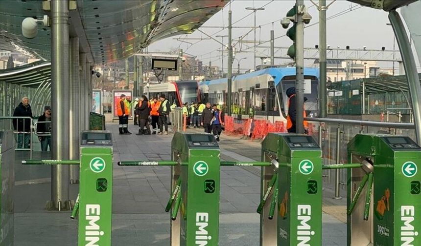 İstanbul'un tam kalbinde tramvay, tramvaya çarptı!