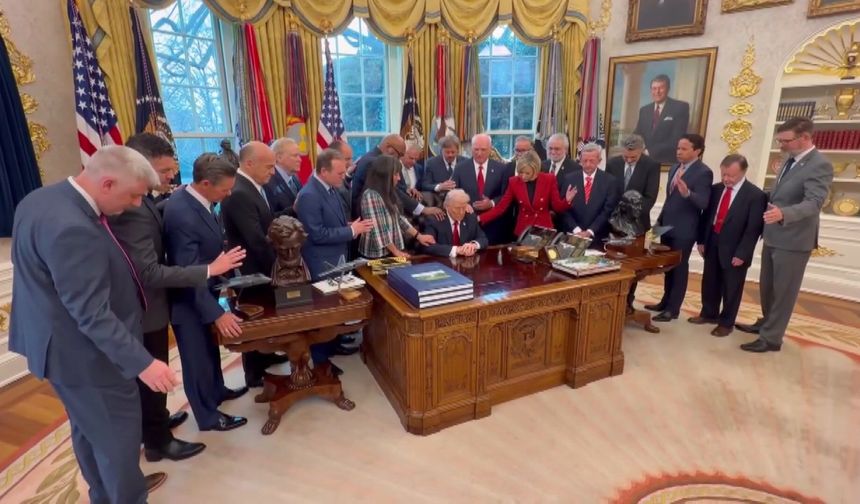 İlginç an! Trump'a dokunarak dua ettiler