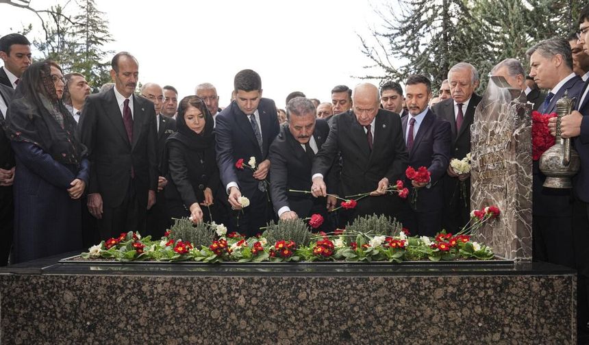 Devlet Bahçeli, Alparslan Türkeş'in kabrini ziyaret etti
