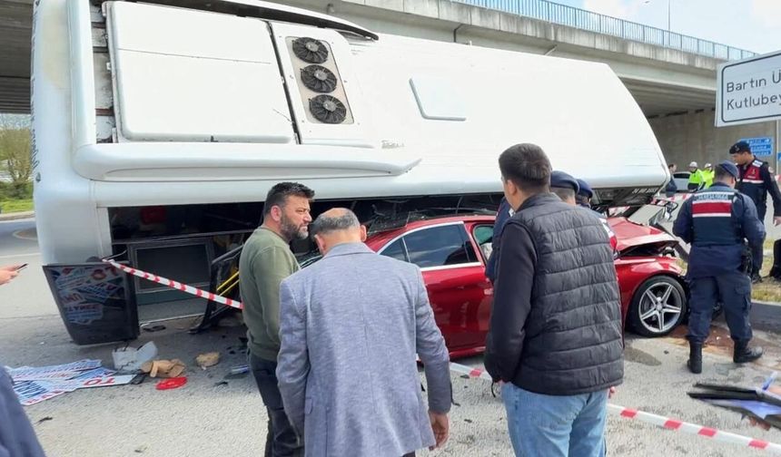 Otobüs otomobilin üzerine devrildi! Çok sayıda yaralı
