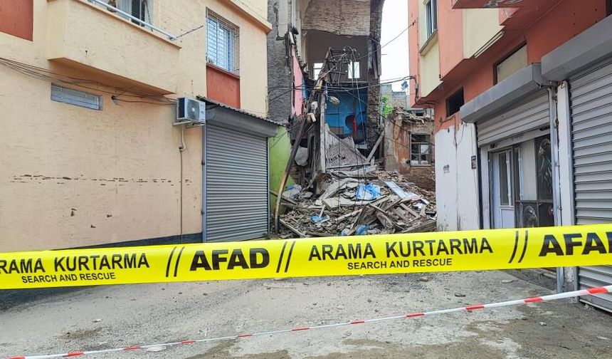 Adana’da bina çöktü! Korku dolu anlar