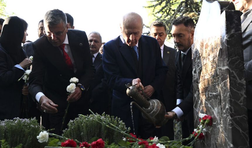 Devlet Bahçeli, Alparslan Türkeş'in kabrini ziyaret etti