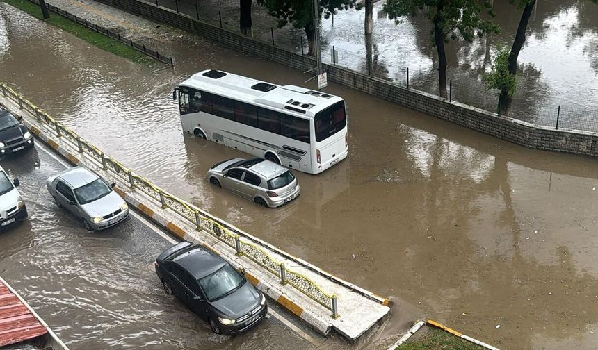 Edirne'yi dolu ve sağanak vurdu! Yollar göle döndü, araçlar mahsur kaldı