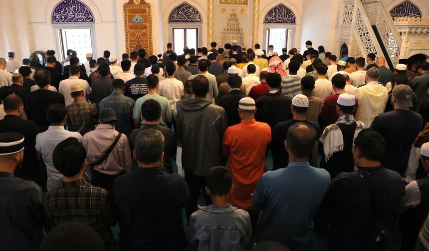 Kurban Bayramı namazını tam 3 kez kıldılar! "Müslümanlar camimize akın etti..."