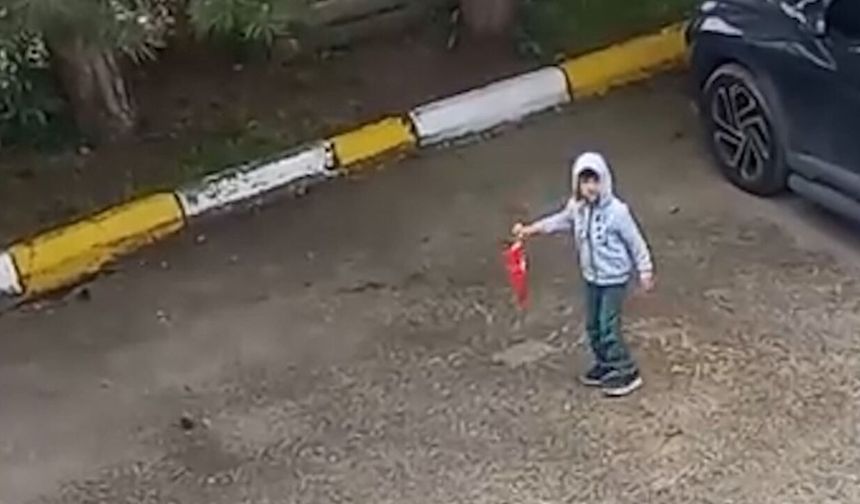 5 yaşındaki çocuğun bayrak hassasiyeti duygulandırdı!