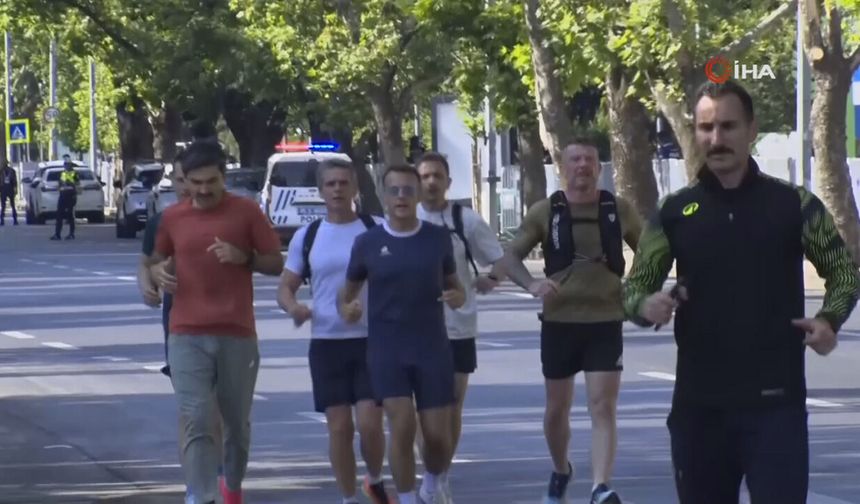Macron Ankara sokaklarında! Görenler dönüp bir daha baktı