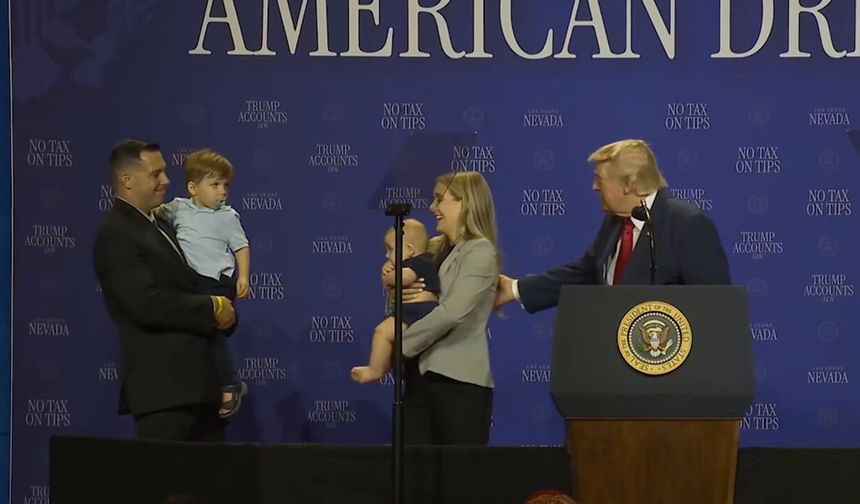 Trump küçük çocuğu son anda kurtardı! Sahnede hızlı müdahale