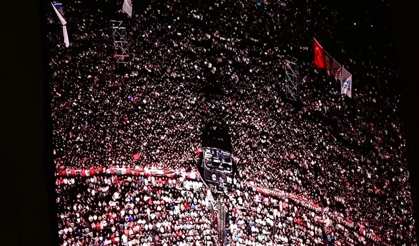 Ebru Yaşar konserinde rekor! Yüz binler bir araya geldi