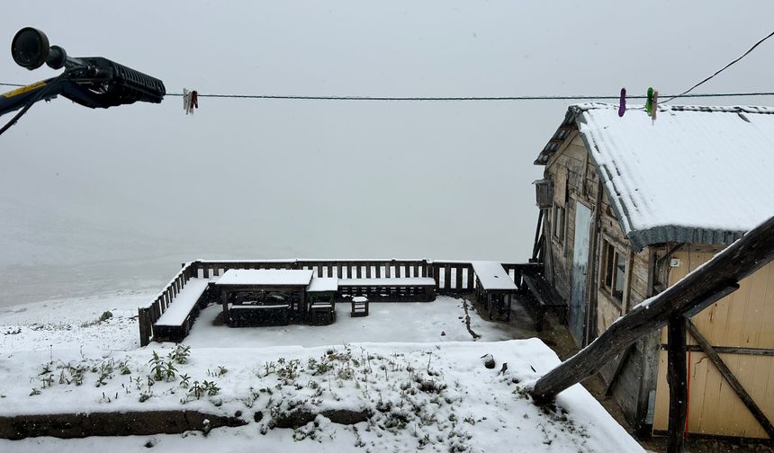 Rize'de kış erken başladı Kaçkarlar'a ilk kar yağdı