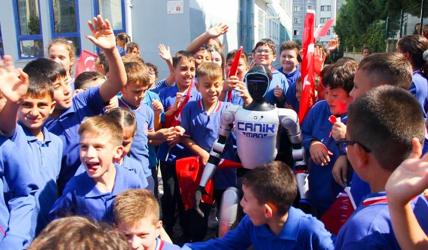 Türkiye'nin nüfusa kayıtlı robotu ilk dersinde!