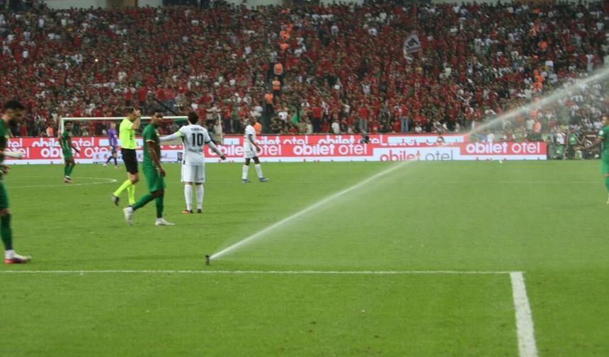 Amed Beşiktaş maçında şoke eden olay! Futbolcular neye uğradığını şaşırdı