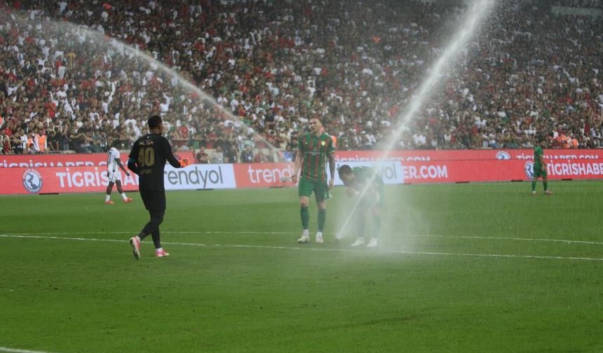 Futbolcular neye uğradığını şaşırdı! Amed Beşiktaş maçını durduran olay