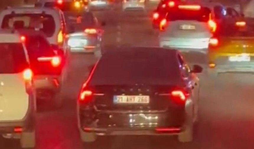 Yazıklar olsun! Yapılan anonsa rağmen itfaiyeye yol vermedi