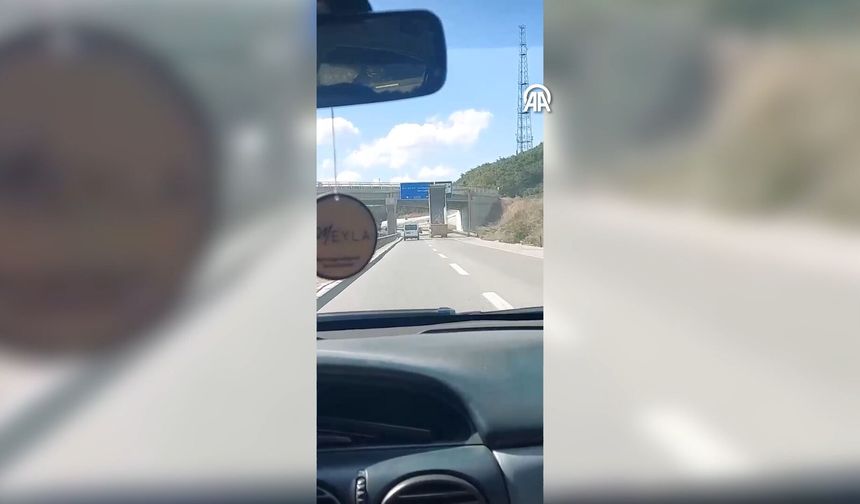 Çekmeköy'de hafriyat kamyonu üst geçide çarptı!