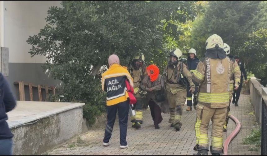 Kadıköy'de 8 katlı binada yangın çıktı