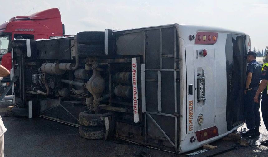 Antalya-Isparta yolunda midibüs devrildi: 5 yaralı