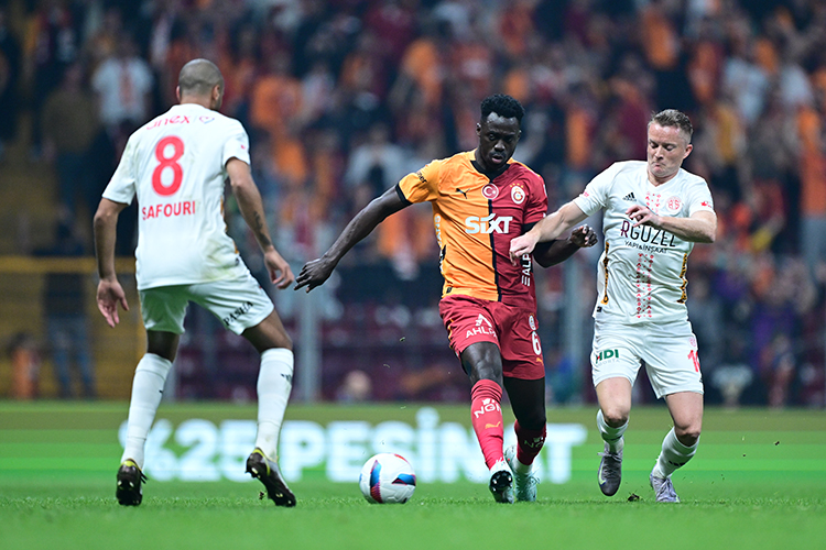 Galatasaray, Trendyol Süper Lig'in 28. Haftasında Konuk Ettiği Onvo Antalyaspor Karşısında 3 Puanı Zorlanmadan Aldı. Mücadelede Ev Sahibi Ekibin Dünyaca Ünlü Starı Osimhen Attığı 3 Golle Yıldızlaştı. Öte Yandan Sarı Kırm (1)