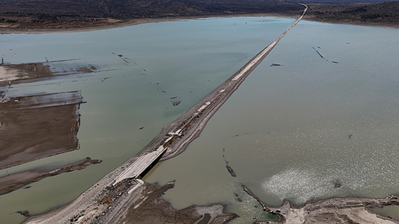 İzmir'de barajda su seviyesi düştü! Eski İzmir-Çeşme kara yolu ortaya çıktı