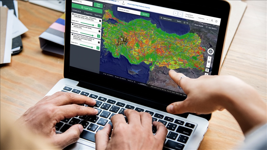 “6.1'lik ana depremin ardından oluşan 4.2 büyüklüğündeki sarsıntı bir artçı depremdir. En fazla 4.9 büyüklüğünde sarsıntılar yaşanabilir. Geceyi dışarıda geçirmelerine gerek yok, bu fay hattı kırılmasını tamamladı”