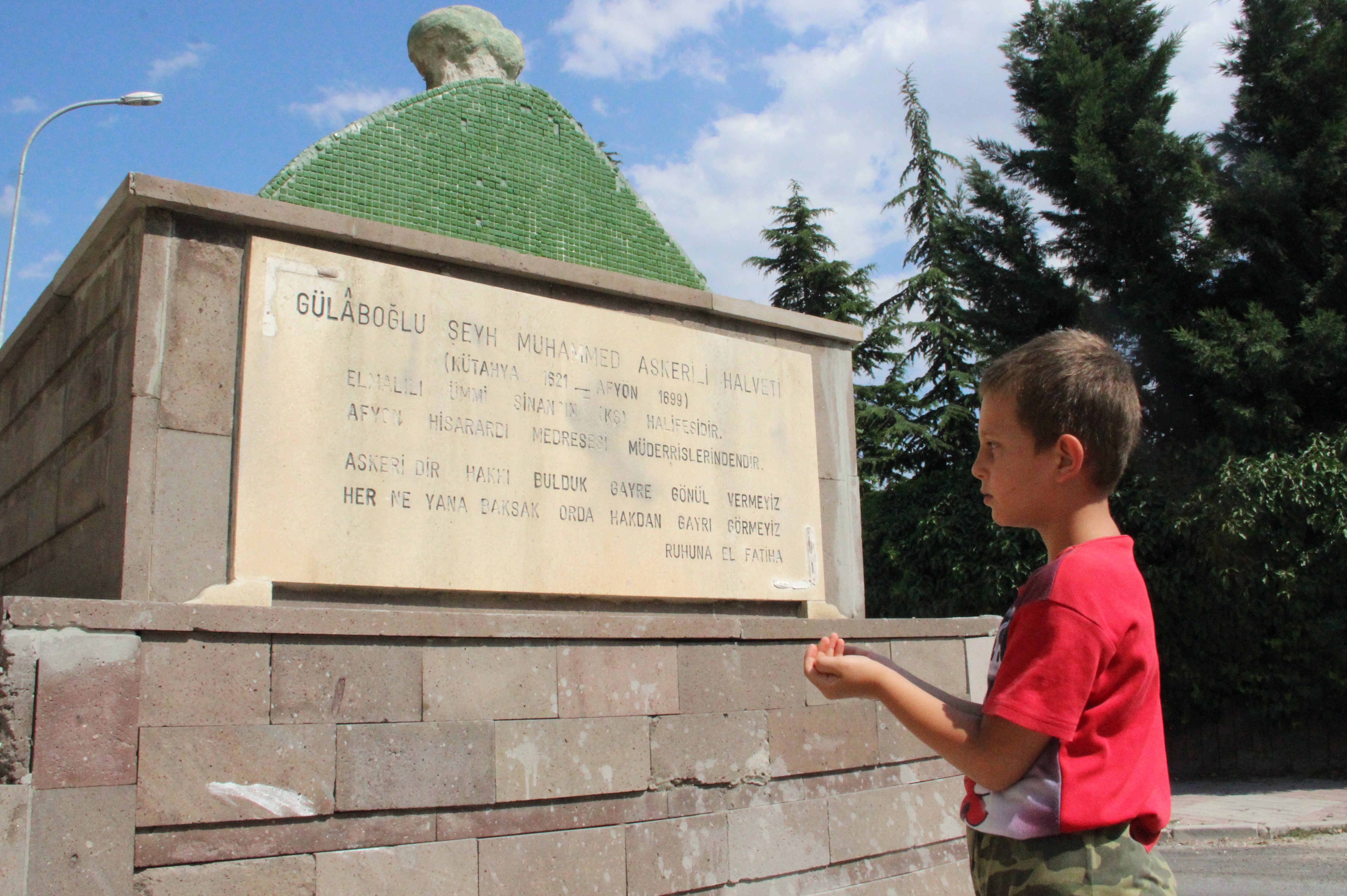 63 Yildir Turbe Yolun Ortasinda Duruyor