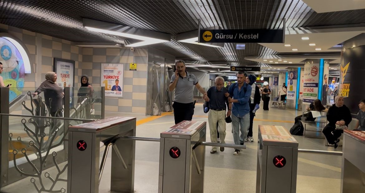 Bursa Cocuklar Sakalasiyor Adam Metroda Raylara Dusuyor (2)
