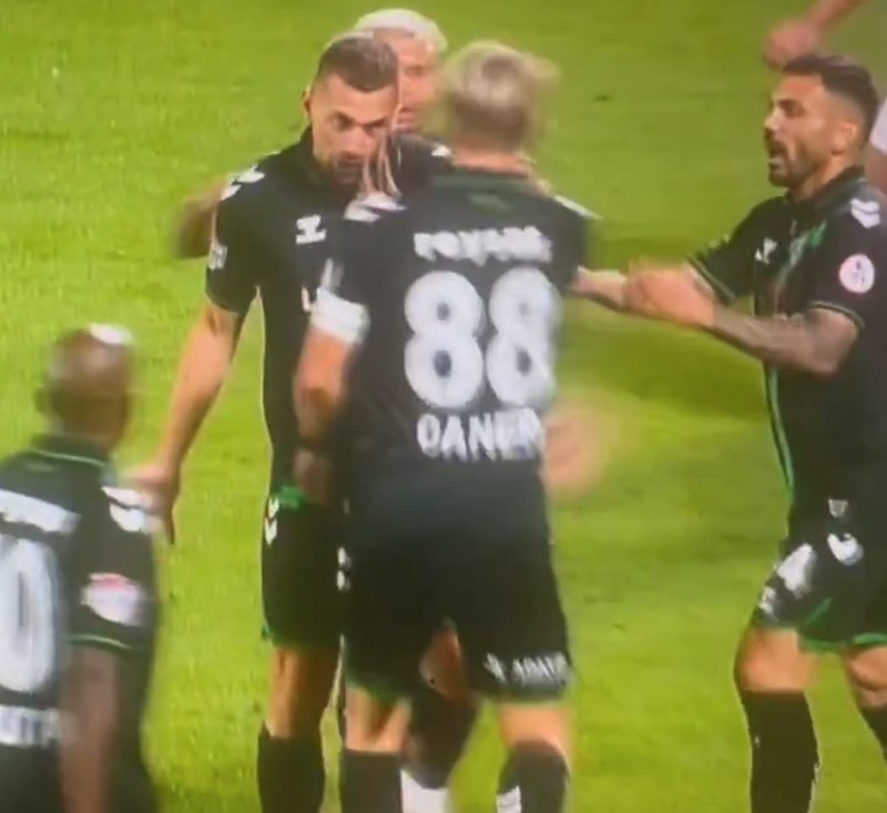 Sakaryasporda Caner Erkin Takim Arkadasina Yaptigi Hareket Sebebiyle Kirmizi Gordu